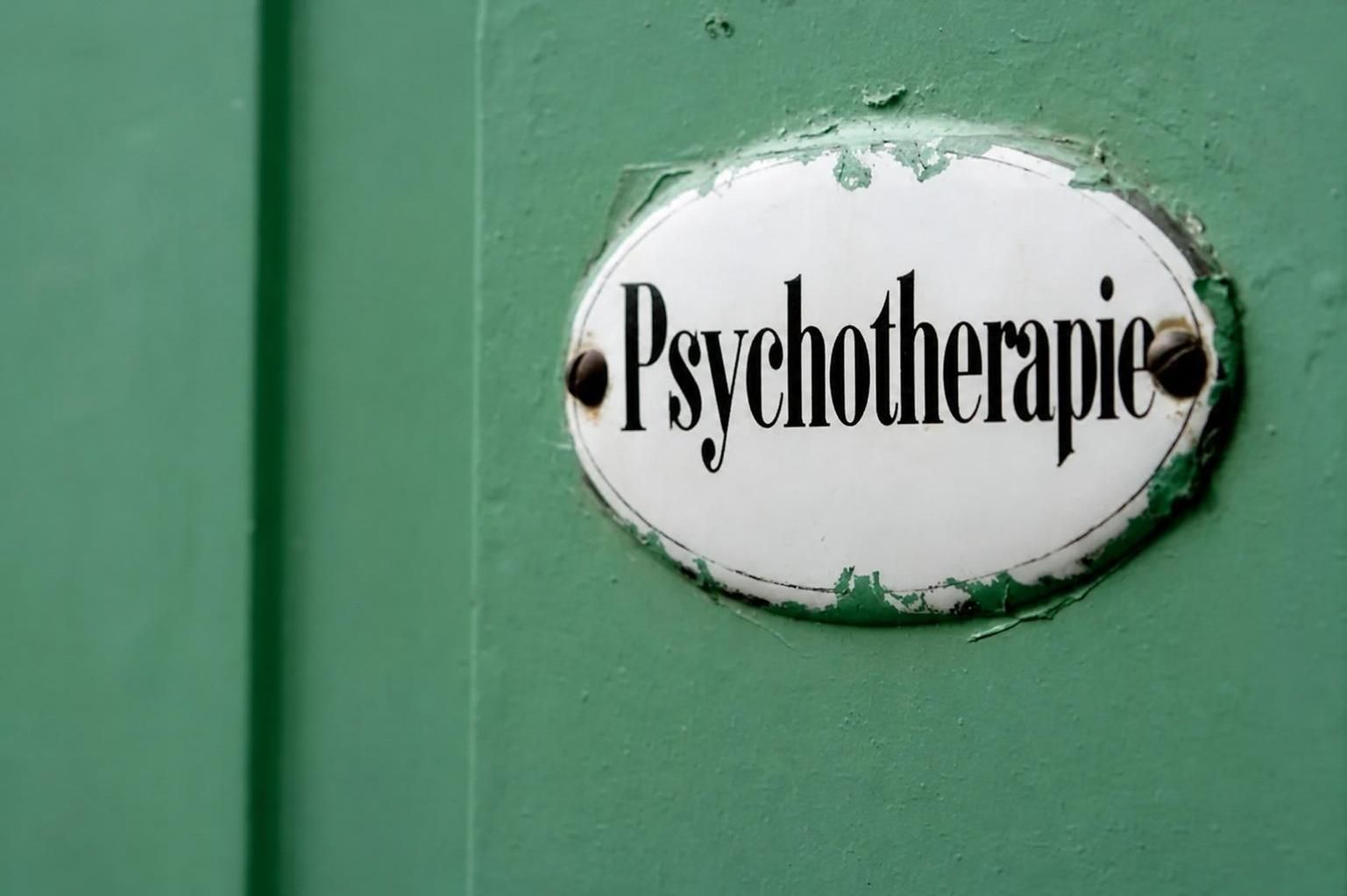 Schild mit der Aufschrift Psychotherapie